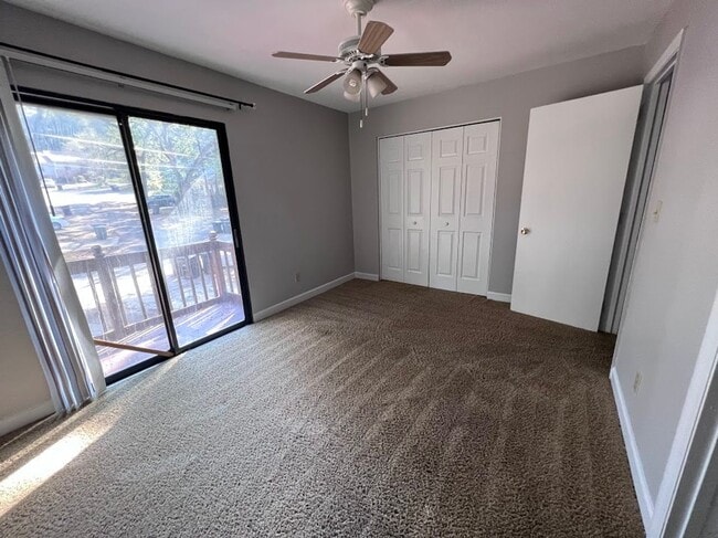 Building Photo - 2 Bedroom / 1 Full and 2 Half Bath -