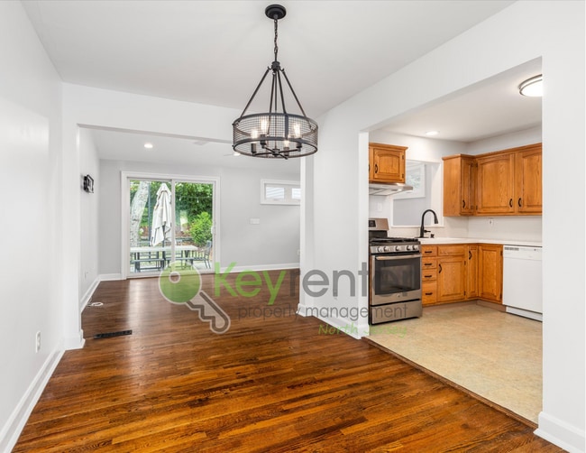 Building Photo - Spacious Clifton Cape with Finished Baseme...