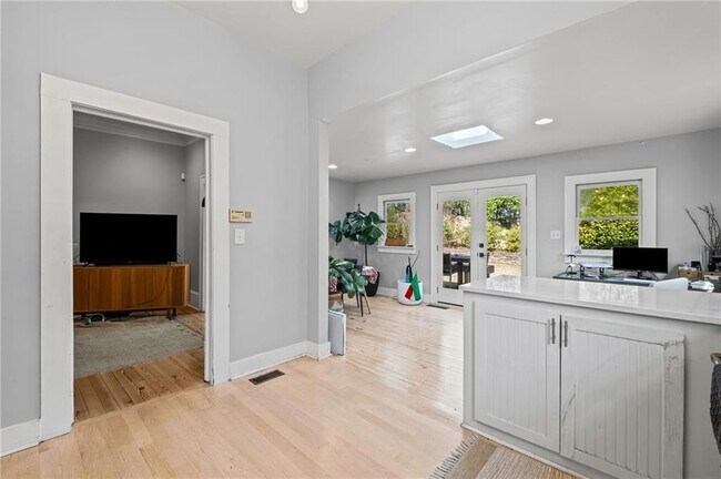 Building Photo - 805 Antone St NW