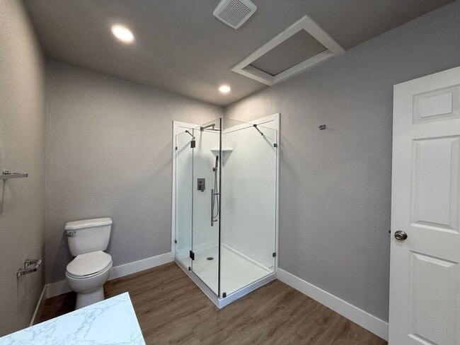 Building Photo - AVAILABLE NOW!  Newly Remodeled 1 bedroom, 1 bath in downtown area, won't last long!