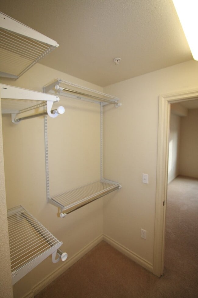 Building Photo - Top Floor 2 Bedroom Condo!
