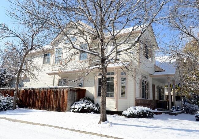 Primary Photo - Sunny and Bright 5 bed, 4 bath Home with L...