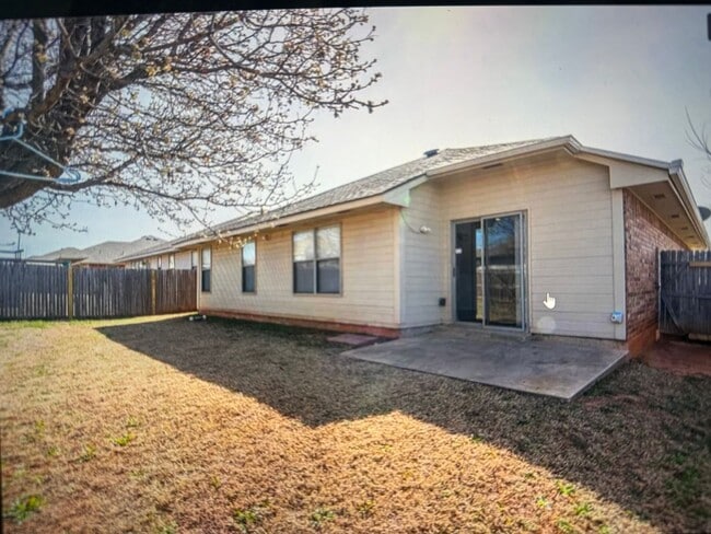 Building Photo - Charming 3 bedroom home with storm shelter in Norman! No carpet and a large pantry!