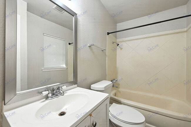 Building Photo - 425 Highcrest Dr