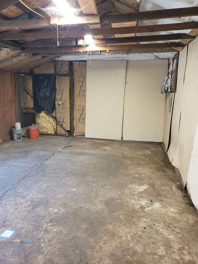 Building Photo - ROOMMATE ADDITION (1) -PLEASE CONTACT ISAB...