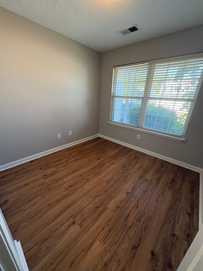 Building Photo - 120 River Run Ct