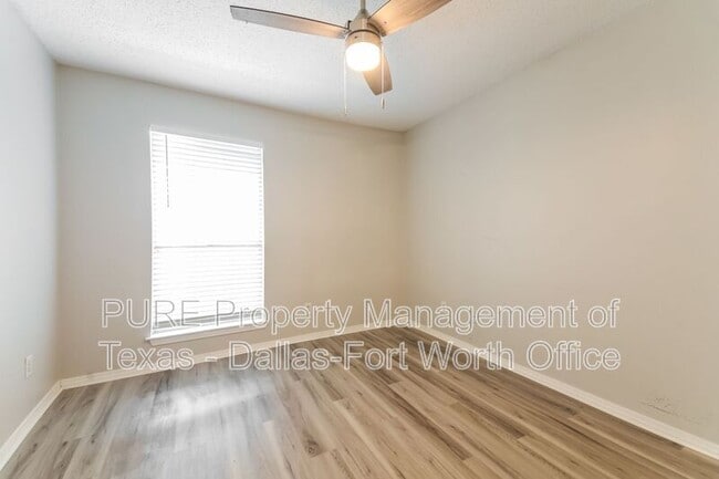 Building Photo - 18333 Roehampton Dr