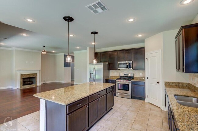 Building Photo - 650 Alder Ln