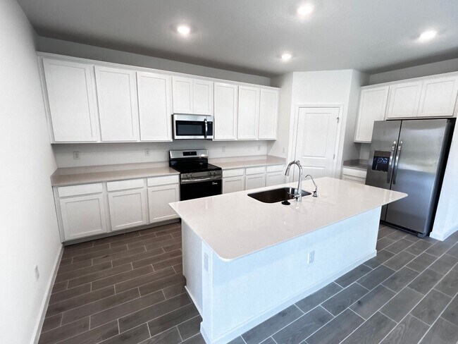 Building Photo - Brand New Pristine 4/3 minutes from River ...