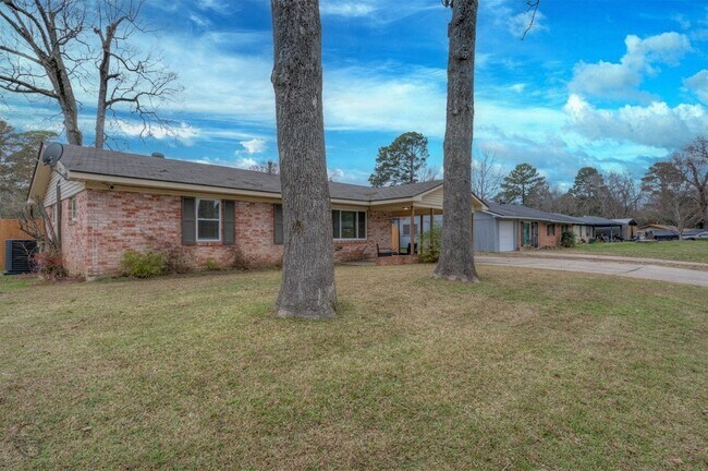 Building Photo - 9478 Poinsettia Dr