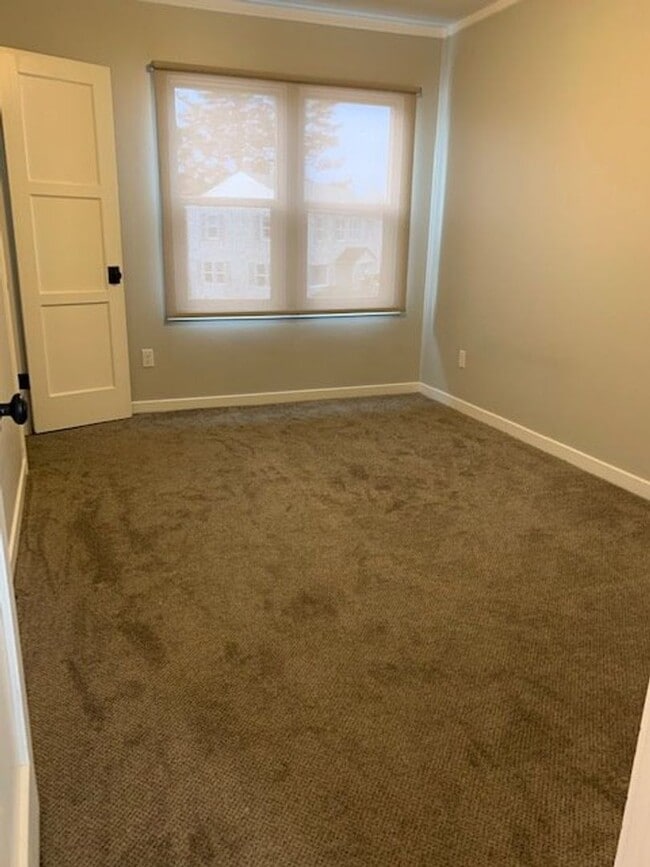 Building Photo - Renovated Modern Duplex
