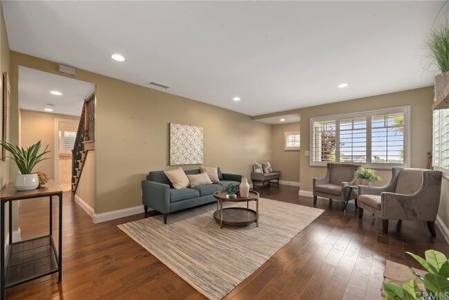 Building Photo - 730 N Paulina Ave