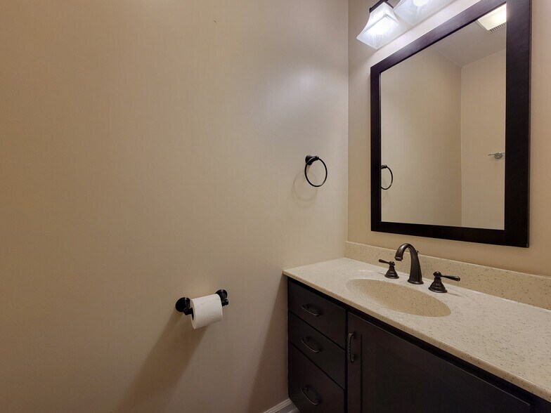 Building Photo - 390 Acorn Cir