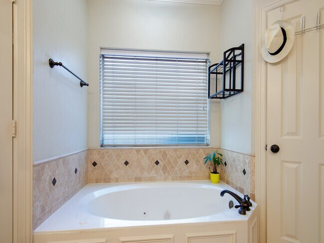 Building Photo - 25 Cokeberry St