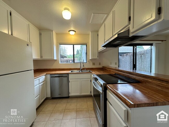 Building Photo - Charming 2 Bedroom Townhouse – Prime Location, Available Now!