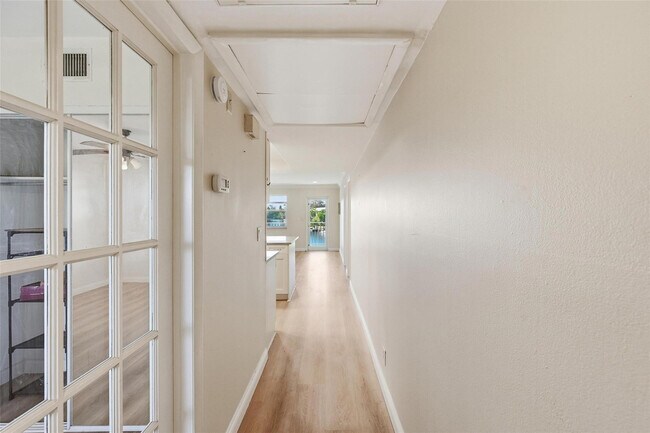 Building Photo - 801 NE 18th Ct