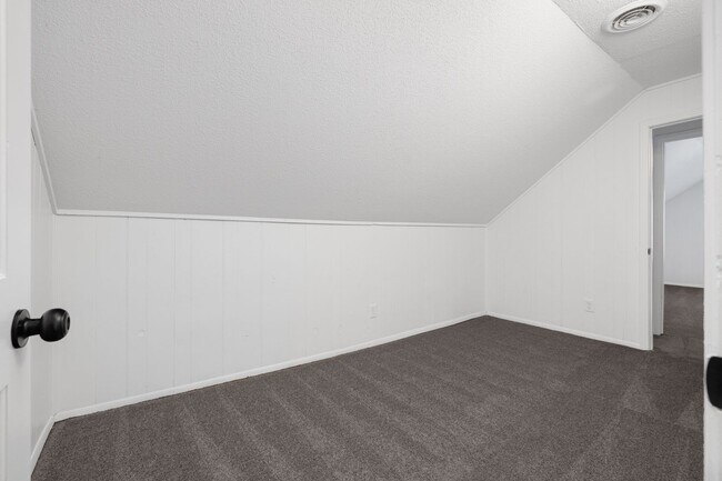 Building Photo - 5 bedroom 3 bath in Covington recently renovated just off the town square