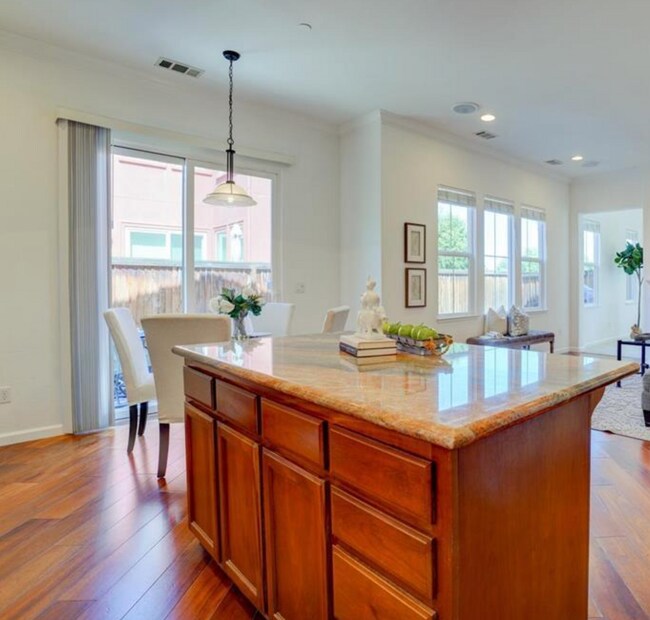 Building Photo - Gorgeous 4 Bed, 3.5 Bath in Brentwood