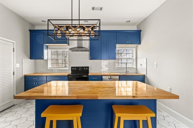 Building Photo - 66 Weyman Ave SW