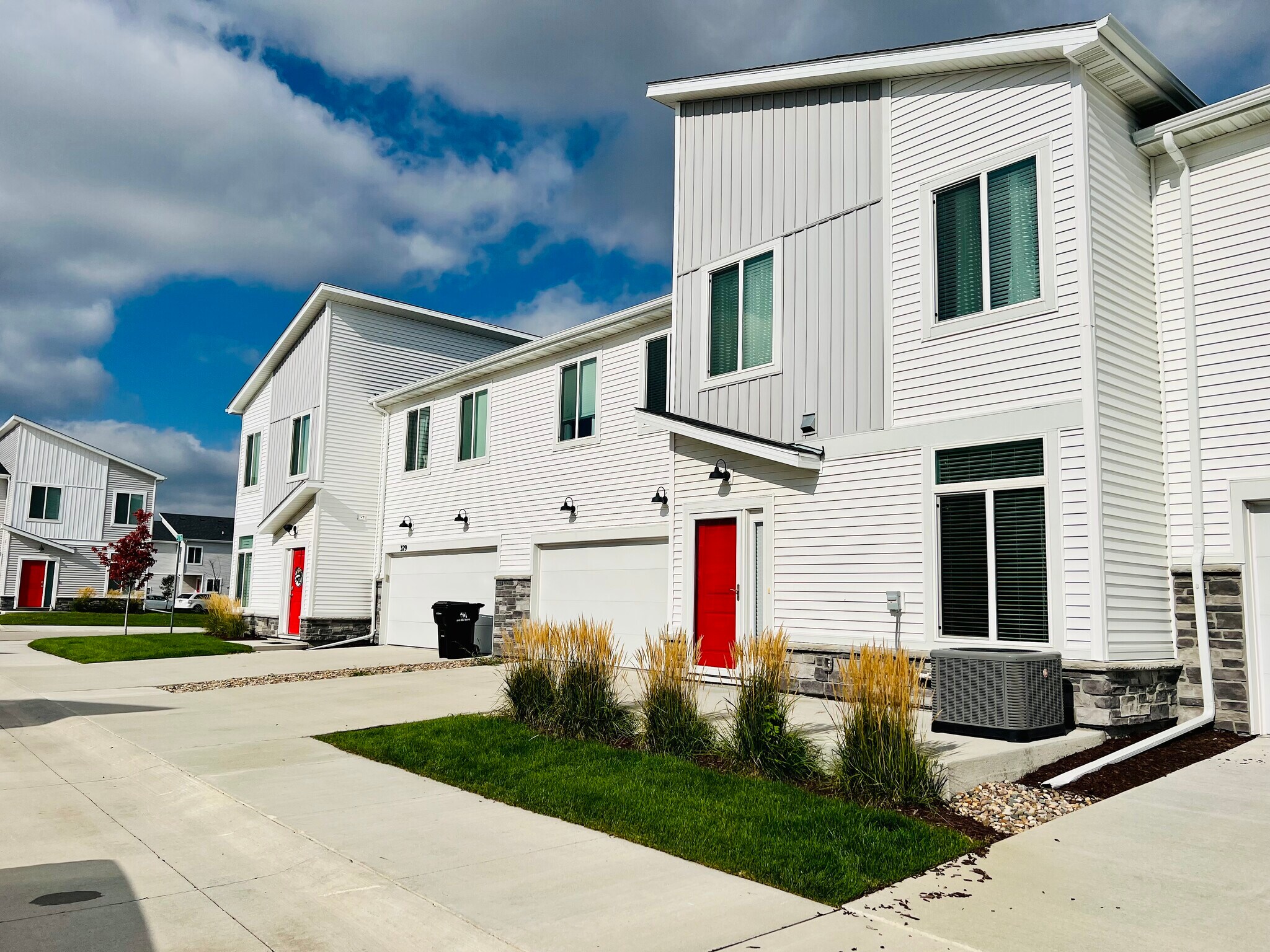 Building Photo - 327 NE Otter Dr