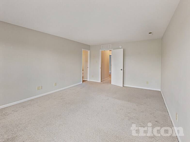 Building Photo - 10152 Golden Dr