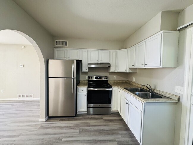 Building Photo - 2643 N Alvernon Way