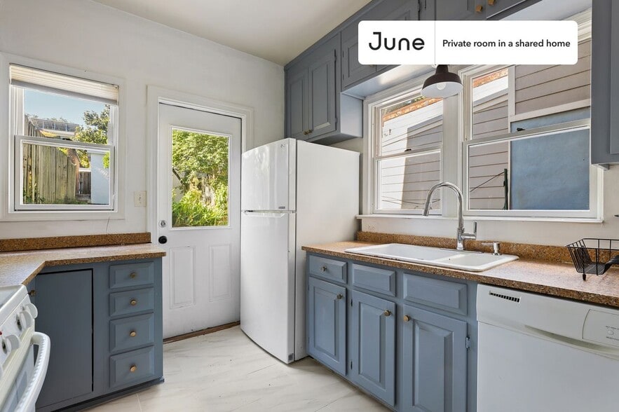 Building Photo - Room in Shared 4 bed/2 bath home