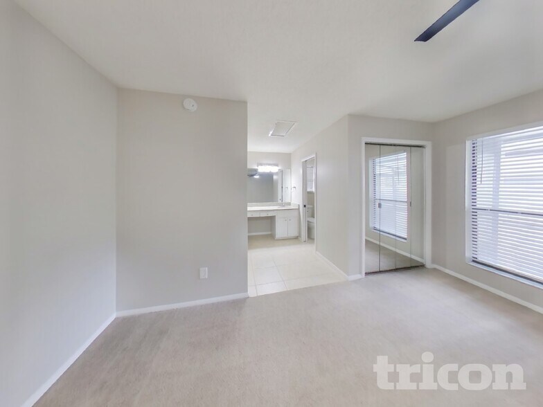 Building Photo - 4963 Beige St