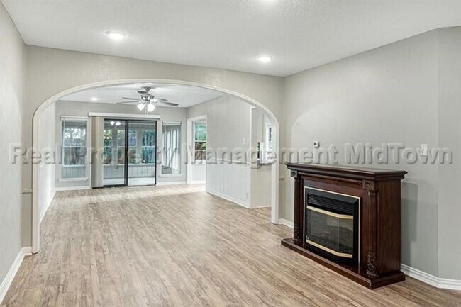 Building Photo - Charming home located in Ridglea North