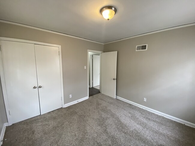 Building Photo - 1064 E Shelby Dr Memphis, TN 38116