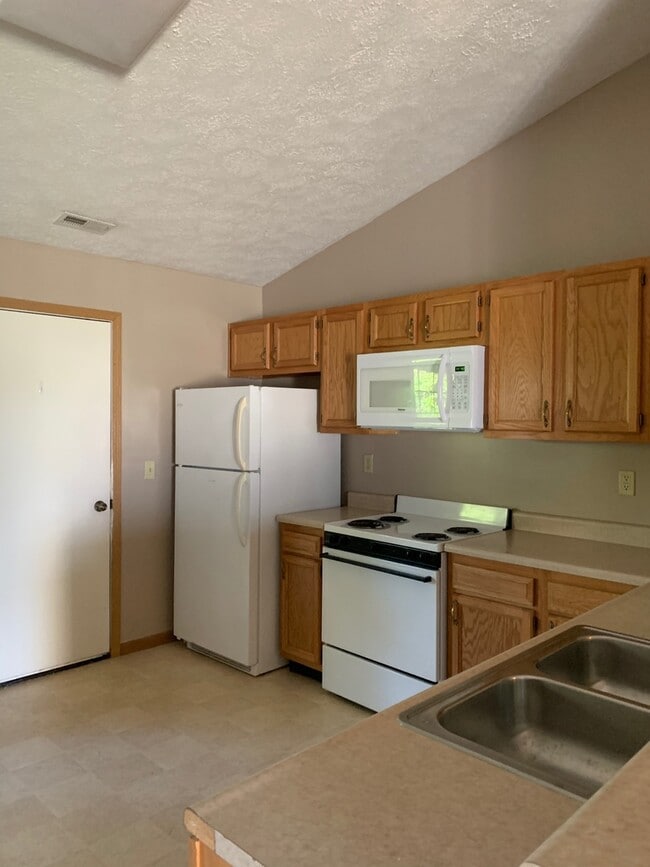 Building Photo - 2 bedroom, 2 full Bath, 2 car attached garage, West Lafayette duplex.