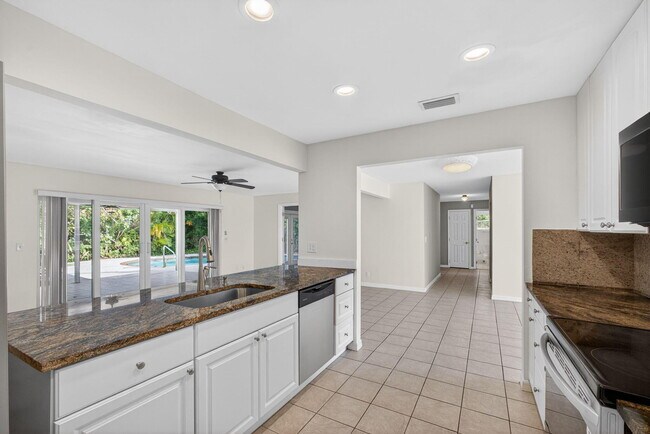 Building Photo - 1242 N Harbor Dr