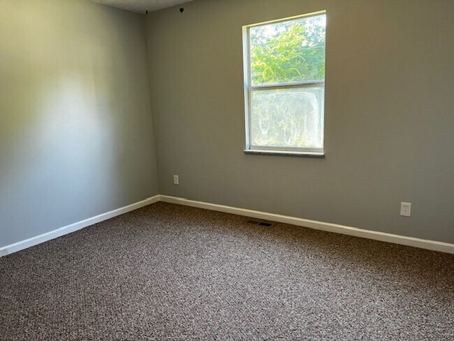 Building Photo - Maryville 37803 - 3 bedroom, 2 bath home - Contact Troy Adams (865) 233-6949