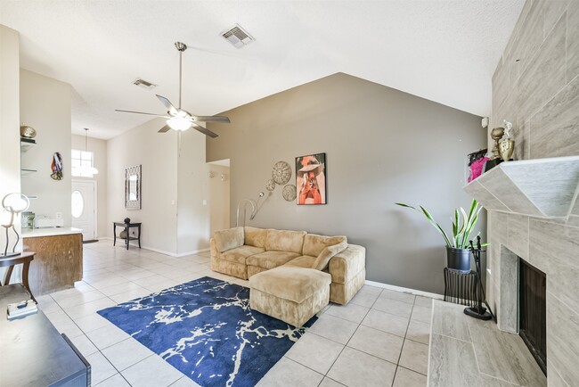 Building Photo - 15519 Montesa Dr