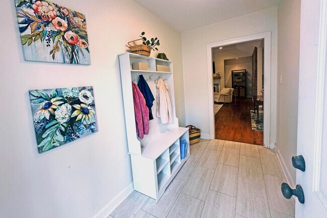 Building Photo - 3815 Montclair Dr