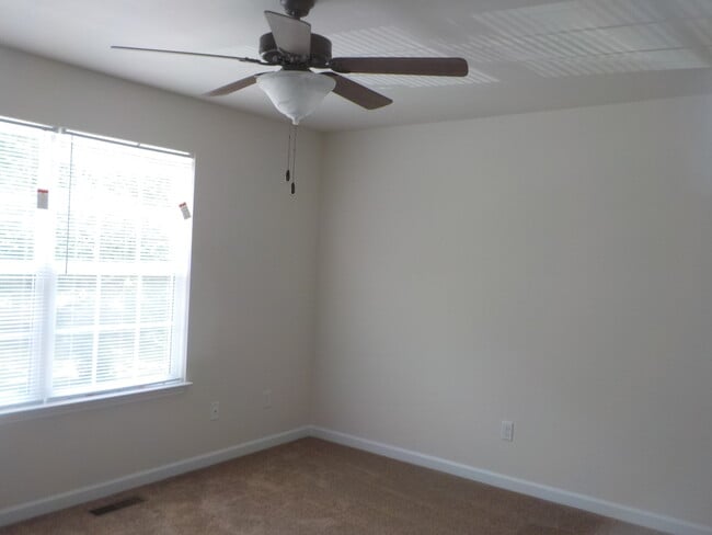 Building Photo - 2Bedroom, 1.5 Bath Townhouse