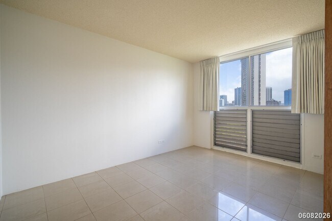 Building Photo - PRIME ALA MOANA/WAIKIKI LOCATION: 2BR/1.5BA Condo with Parking & In-Unit Washer/Dryer!