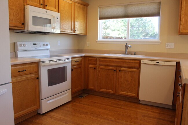 Building Photo - Beautiful 3 BR/2 1/2 BA Home in Highlands Ranch!