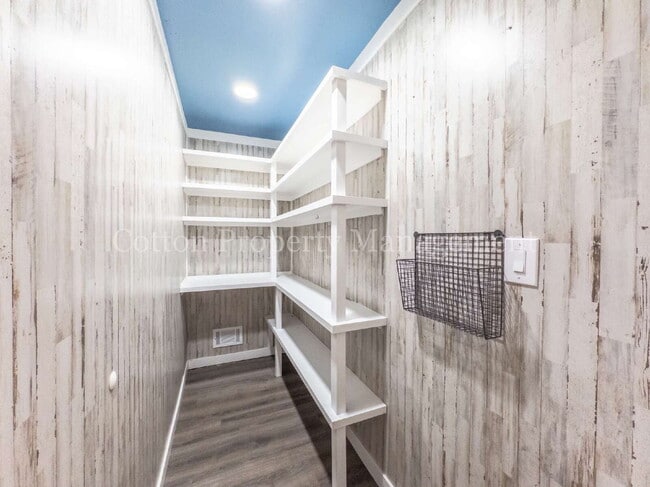 Building Photo - 101 Hyacinth Ave