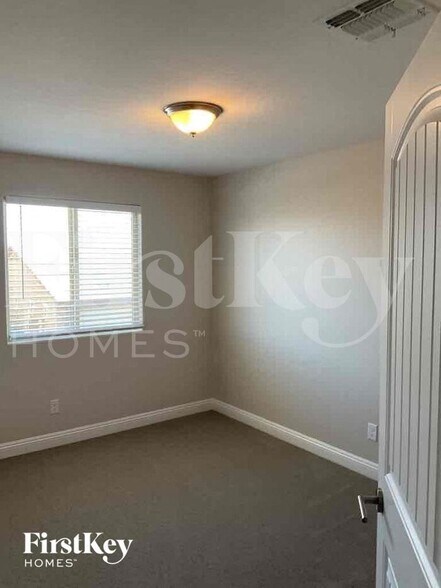 Building Photo - 1023 S 151st Ln