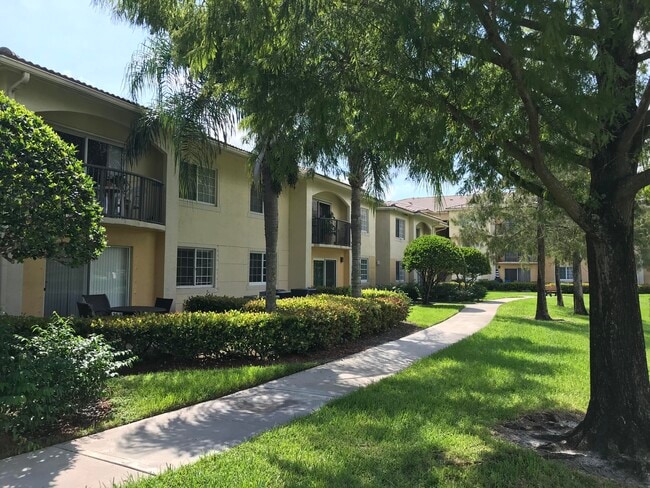Building Photo - 700 Crestwood Ct S