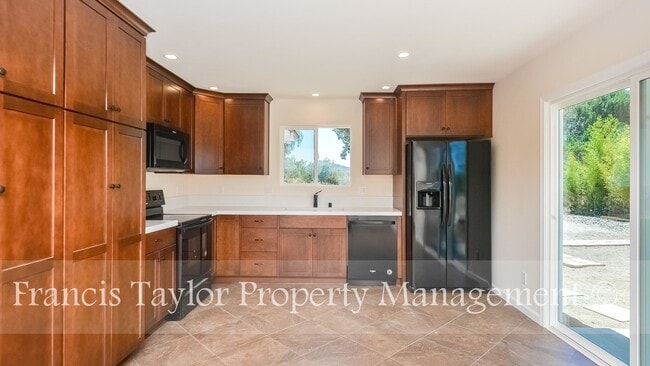 Building Photo - 3 Bedroom Home off Mary Lane