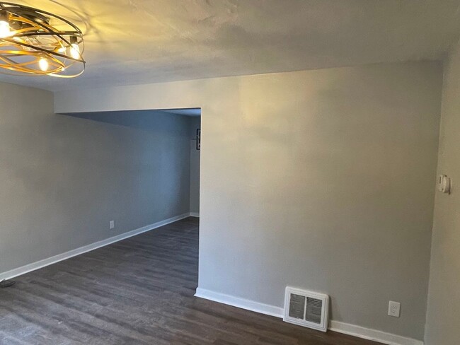 Building Photo - NEWLY UPDATED 2 BEDROOM / 1 BATH ATTACHED ...