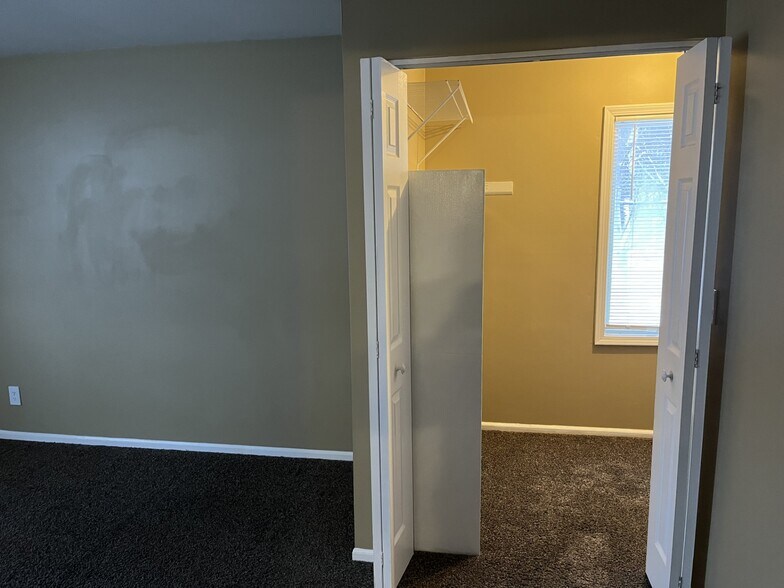 Building Photo - 800 N Main St