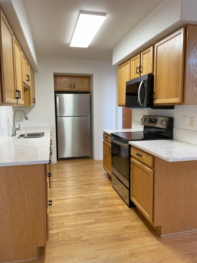 Building Photo - Beautiful 2 BED/3 BATH Louisville Townhome...