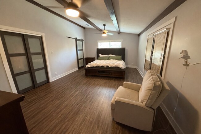 Building Photo - 902 N Texas St