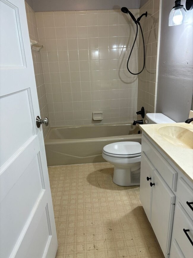 Building Photo - 1 Month Free Rent!! FarmHouse with Room for Everyone