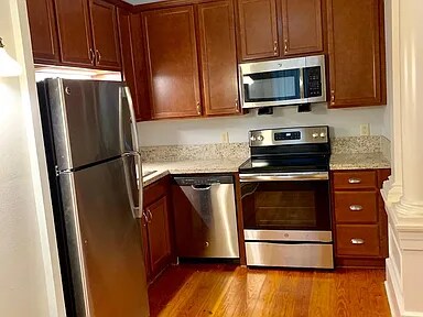 Building Photo - 401 E 10th St