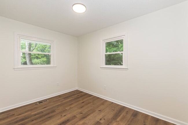 Building Photo - Three Bedroom Home!
