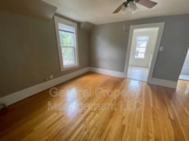 Building Photo - 2 bed 1 bath upstairs duplex for rent October 1st